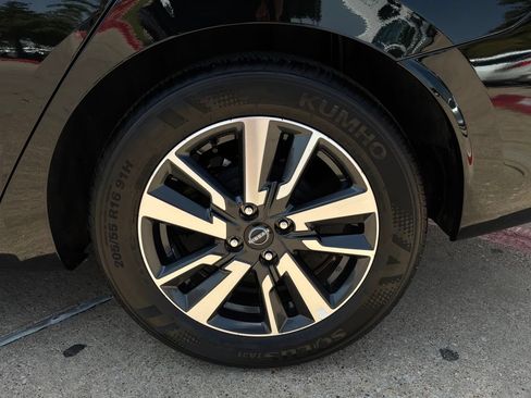Used 2025 Nissan Versa SV FWD image 9
