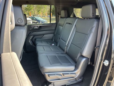 Used 2025 Chevrolet Suburban Z71 image 23