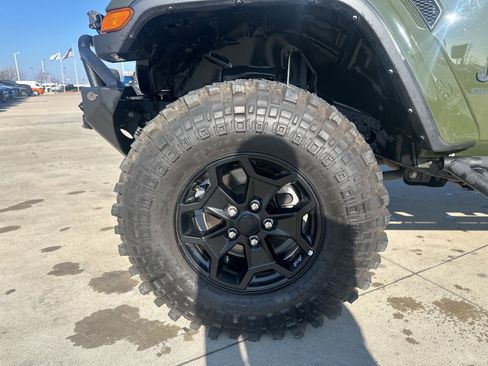 Used 2022 Jeep Gladiator Willys image 11