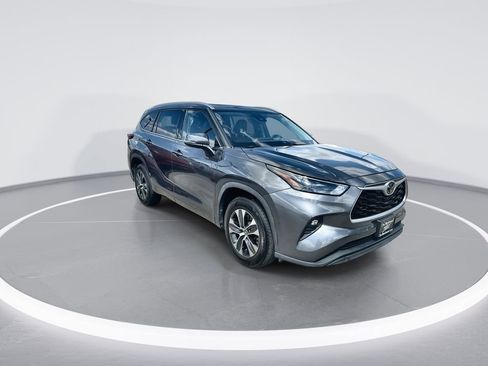 Used 2022 Toyota Highlander XLE image 2