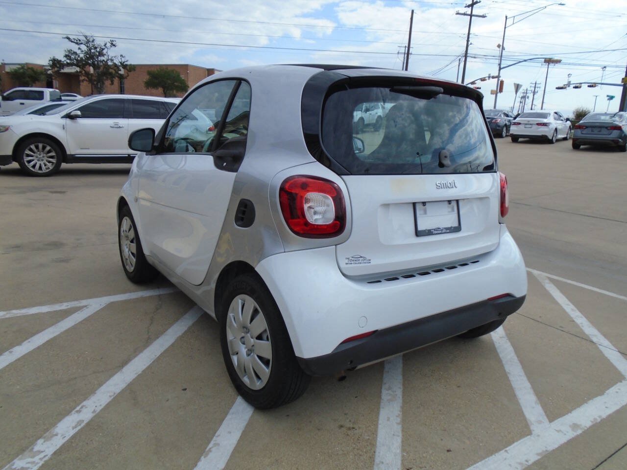 Used 2017 smart fortwo pure RWD image 7