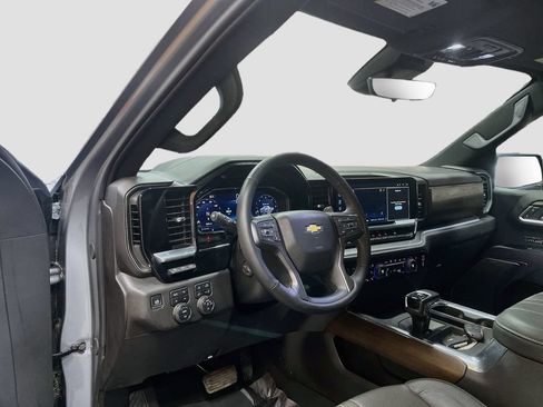 Used 2025 Chevrolet Silverado 1500 High Country AWD/4WD image 9