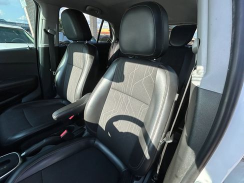 Used 2019 Chevrolet Trax LT w/ LT Convenience Package FWD image 9