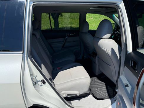 Used 2012 Toyota Highlander Limited w/ Tow Pkg FWD image 23