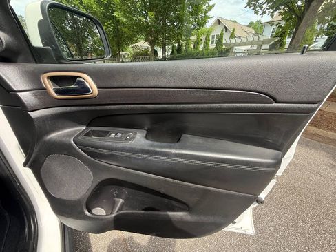 Used 2014 Jeep Grand Cherokee Laredo w/ All Weather Capability Group AWD/4WD image 9