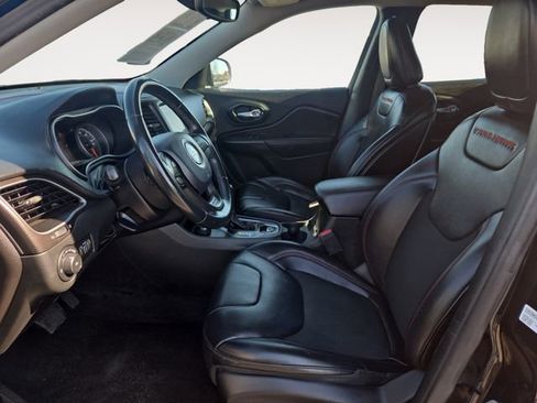 Used 2019 Jeep Cherokee Trailhawk image 9