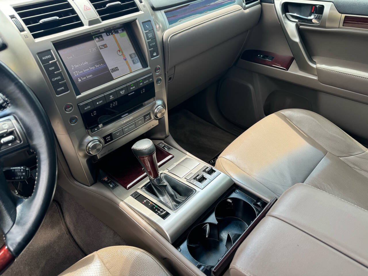 Used 2014 Lexus GX 460 w/ Premium Package AWD/4WD image 23