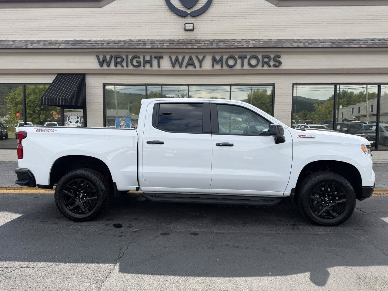 Used 2025 Chevrolet Silverado 1500 LT Trail Boss w/ Convenience Package II AWD/4WD image 2
