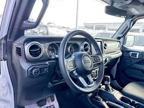 Used 2023 Jeep Gladiator Overland image 10