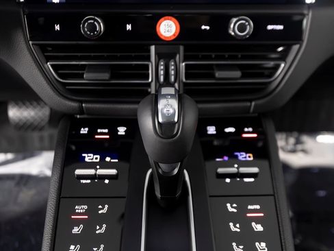 Certified 2026 Porsche Macan AWD/4WD image 26