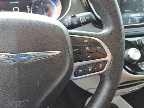 Used 2021 Chrysler Pacifica Touring image 13