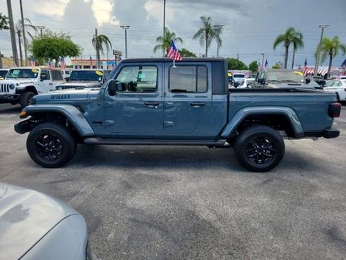 Used 2024 Jeep Gladiator Sport AWD/4WD image 4