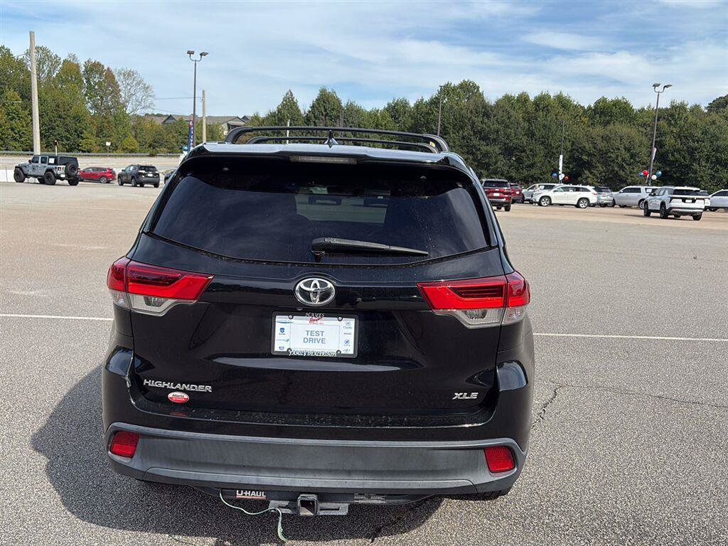 Used 2017 Toyota Highlander XLE FWD image 4