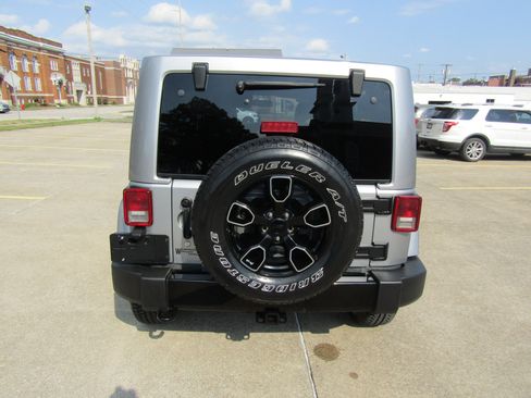 Used 2017 Jeep Wrangler Unlimited Sahara AWD/4WD image 4