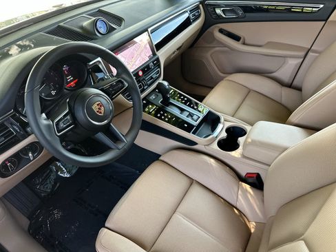 Certified 2025 Porsche Macan AWD/4WD image 4