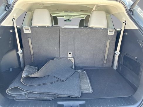 Used 2024 Toyota Highlander XLE FWD image 13