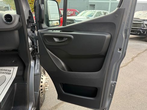 Used 2022 Mercedes-Benz Sprinter 4500 w/ Parking Package image 16