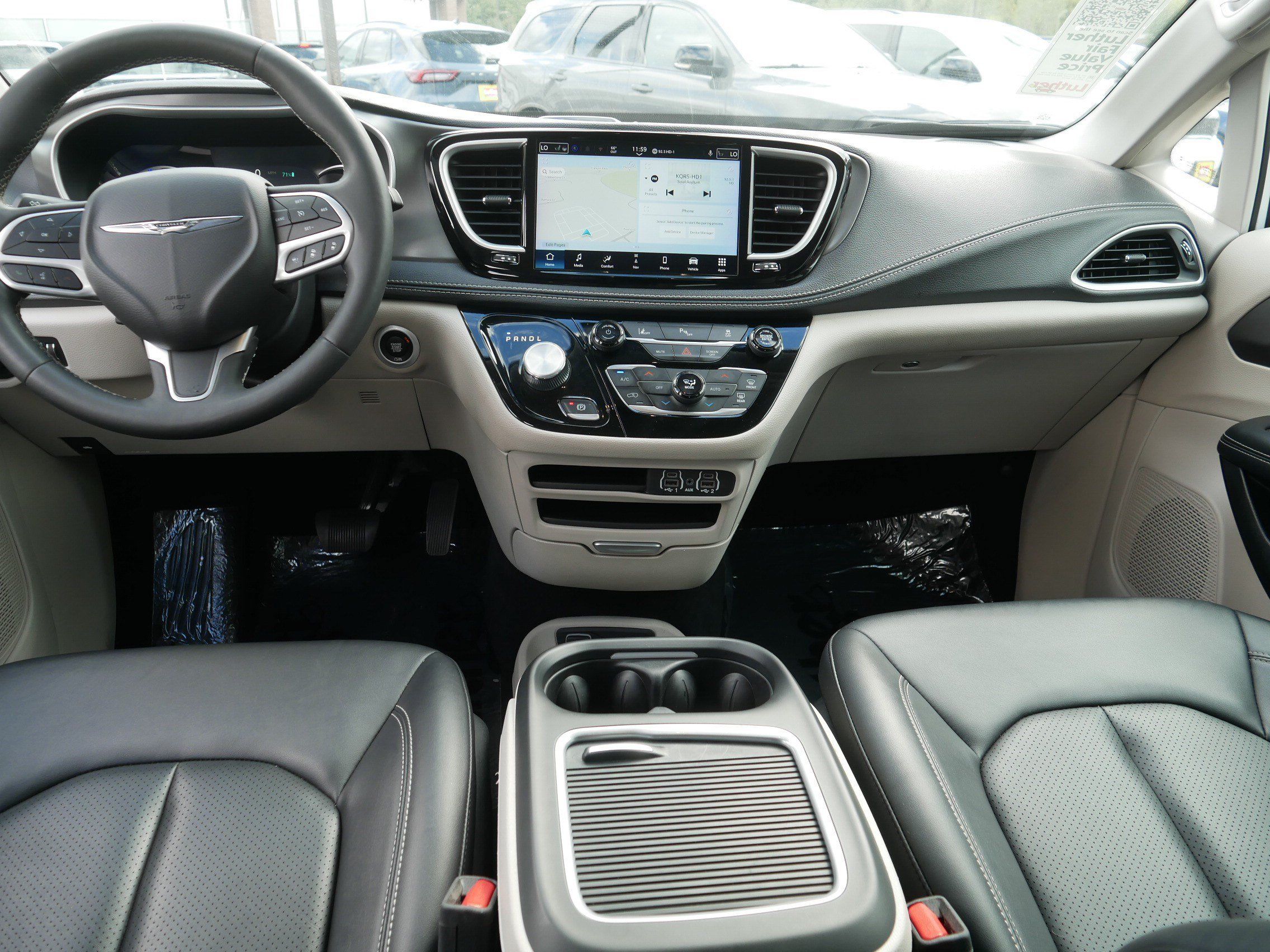 Used 2024 Chrysler Pacifica Limited FWD image 10