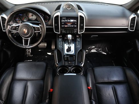 Used 2017 Porsche Cayenne S image 2