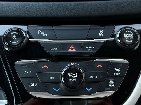 Used 2018 Chrysler Pacifica Touring Plus FWD image 43