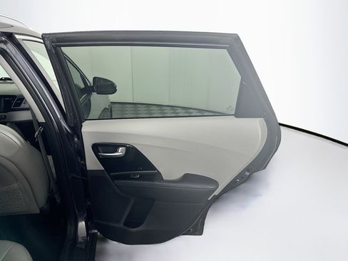 Used 2018 Kia Niro EX image 27