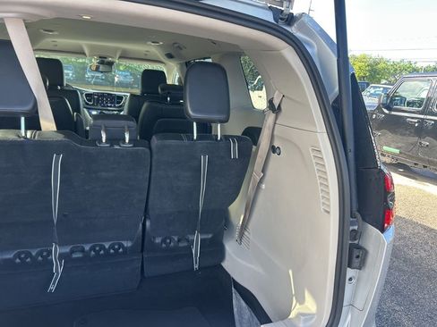 Used 2024 Chrysler Pacifica Touring-L image 31