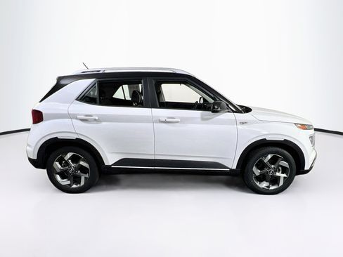Used 2023 Hyundai Venue Limited FWD image 4