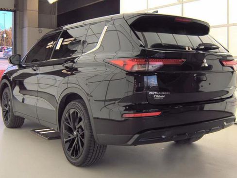 Used 2023 Mitsubishi Outlander SE Black Edition image 3