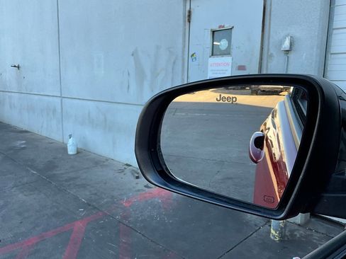 Used 2025 Jeep Compass Trailhawk image 18