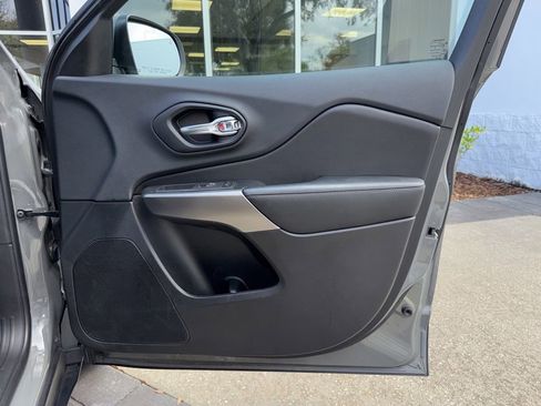 Used 2019 Jeep Cherokee Limited image 17