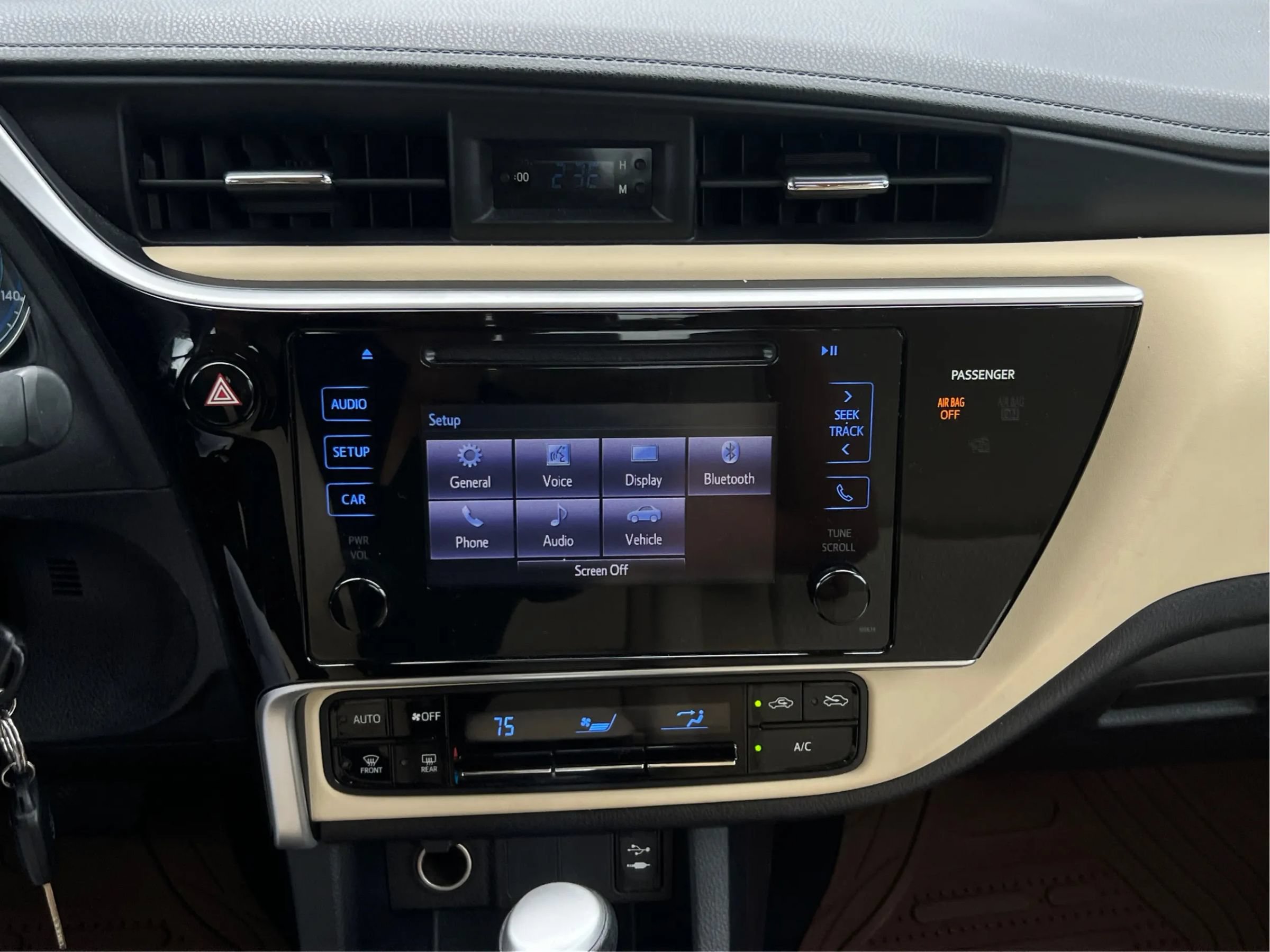 Used 2017 Toyota Corolla LE FWD image 33