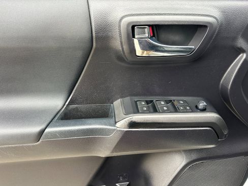 Used 2020 Toyota Tacoma TRD Off-Road image 10