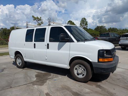 Used 2016 Chevrolet Express 2500 RWD image 2