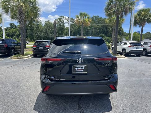 Used 2025 Toyota Highlander LE FWD image 9