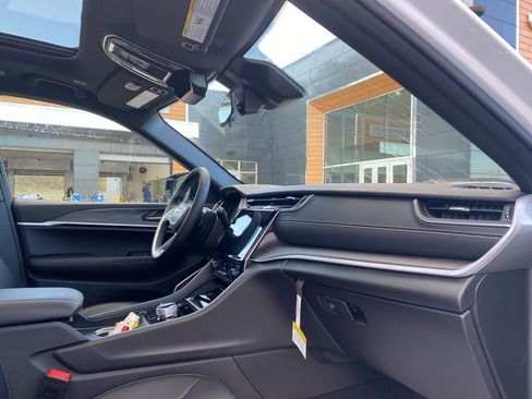 New 2025 Jeep Grand Cherokee Limited w/ Black Appearance Package image 8