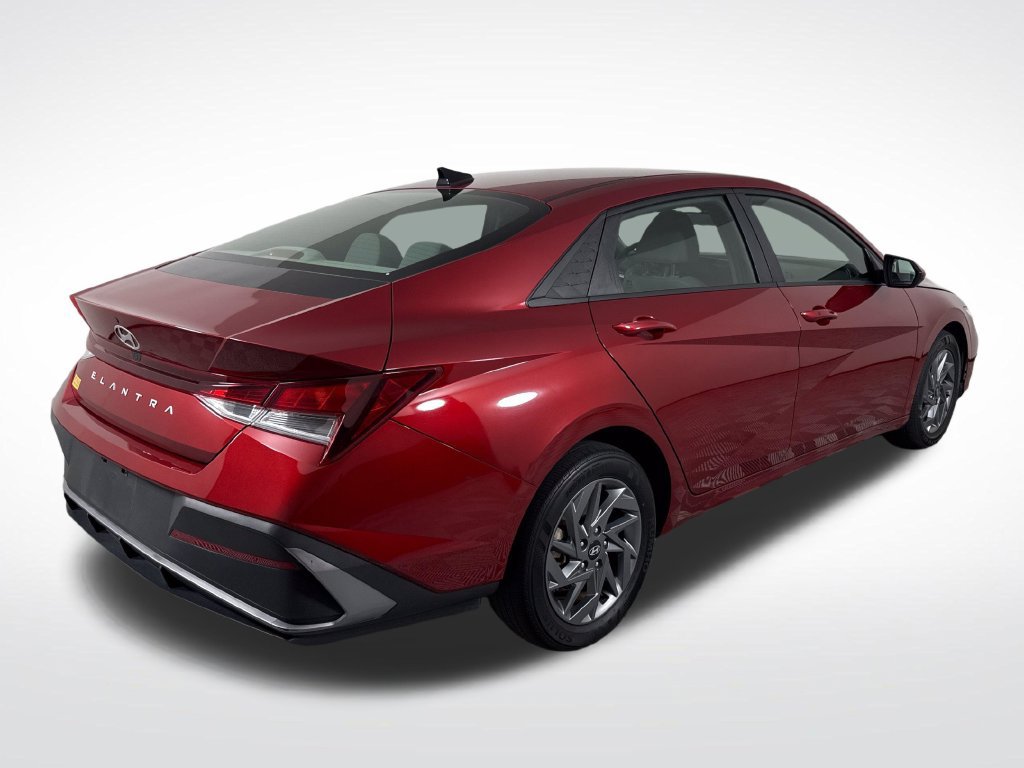Certified 2024 Hyundai Elantra SEL FWD image 3