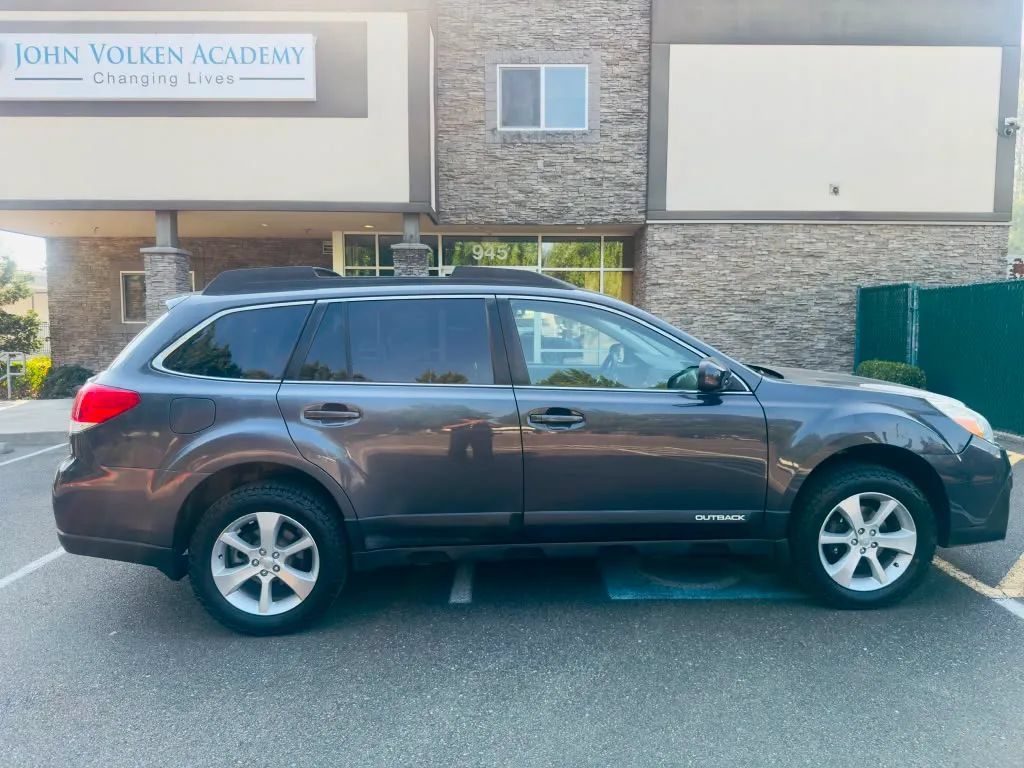 Used 2013 Subaru Outback 2.5i Limited w/ Moonroof Pkg AWD/4WD image 6