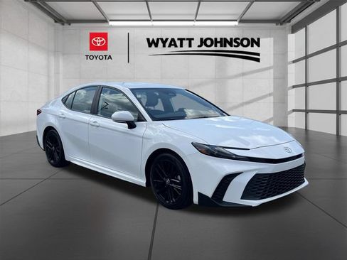 Used 2025 Toyota Camry SE FWD image 7