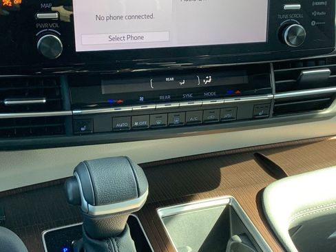 Used 2024 Toyota Sienna XLE image 26