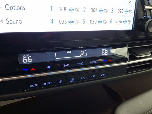 Used 2024 Toyota Sienna LE FWD image 22
