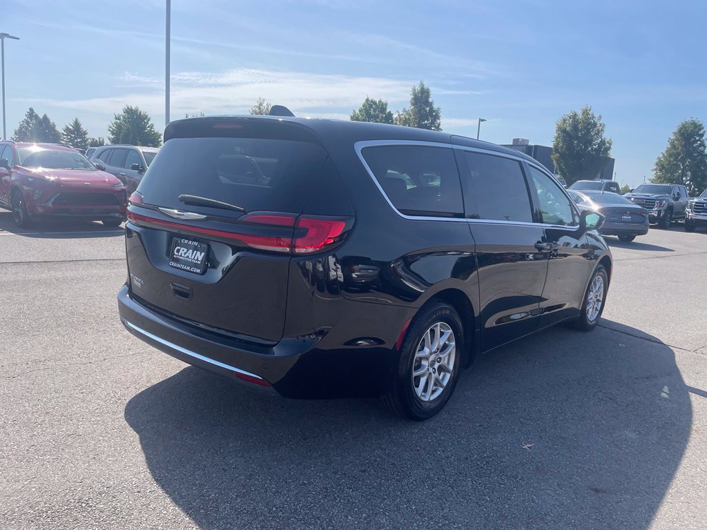 Used 2024 Chrysler Pacifica Touring-L FWD image 8