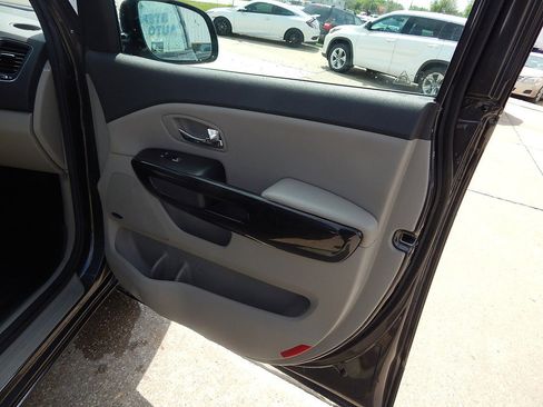 Used 2018 Kia Sedona SX image 17