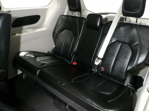 Used 2024 Chrysler Pacifica Limited FWD image 19
