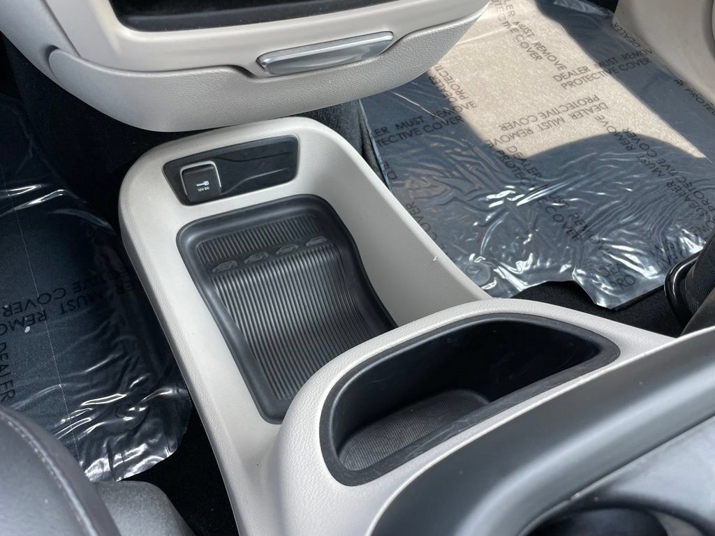 Used 2023 Chrysler Pacifica Touring-L FWD image 16
