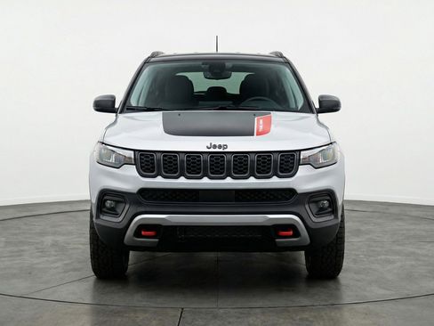 Used 2025 Jeep Compass Trailhawk image 2