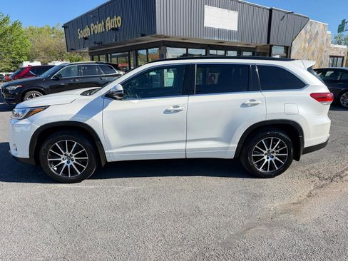 Used 2017 Toyota Highlander SE w/ Carpet Mat Package AWD/4WD image 4