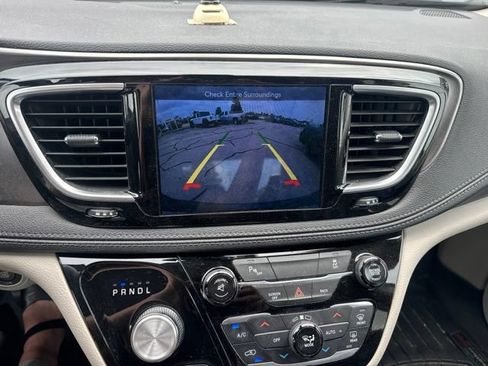 Used 2017 Chrysler Pacifica Limited FWD image 14