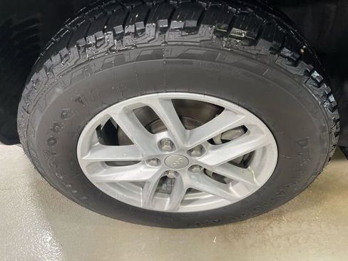 Certified 2023 Jeep Grand Cherokee Laredo w/ Luxury Tech Group I image 10