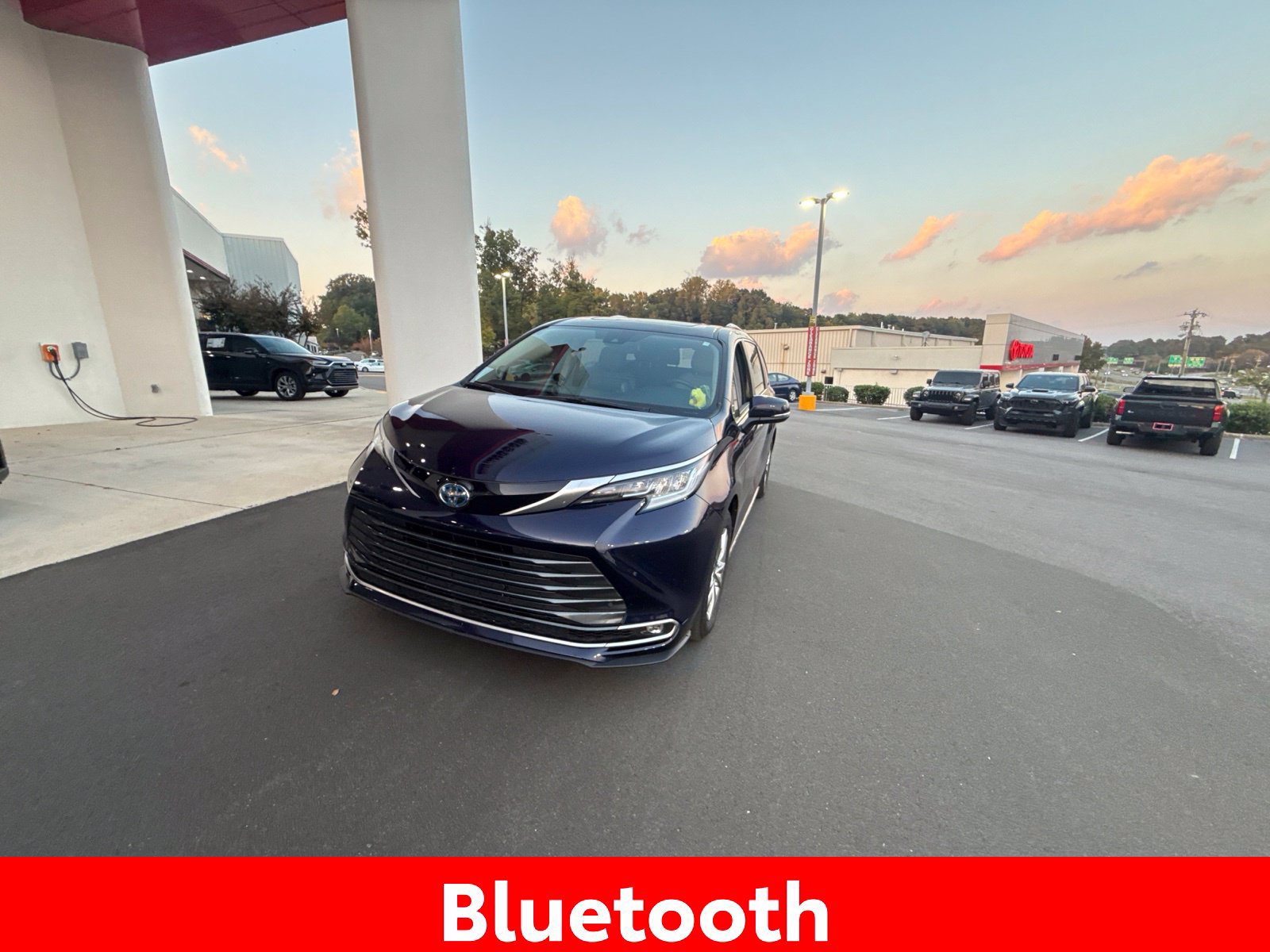 Used 2024 Toyota Sienna Limited FWD image 13