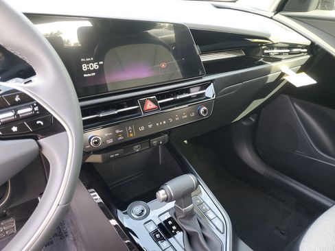 New 2025 Kia Niro SX Touring image 27